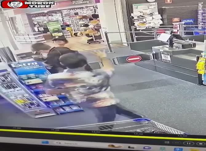 Video :When a worker tries to inspect her luggage, a lady strikes her